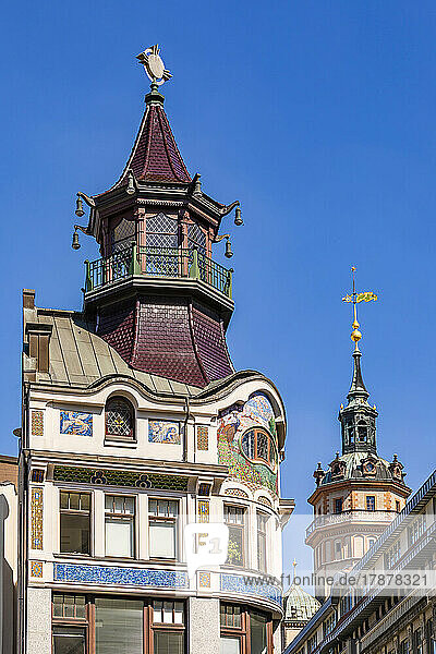 Deutschland  Sachsen  Leipzig  Außenansicht des Café Riquet mit Glockenturm der St.-Nikolaus-Kirche im Hintergrund
