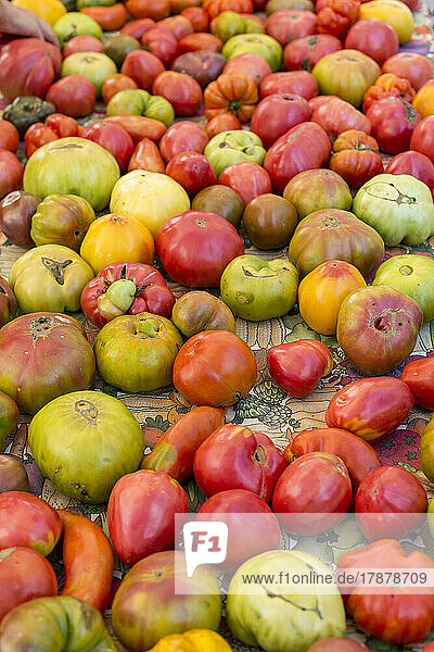 Heirloom tomatoes at farmers market