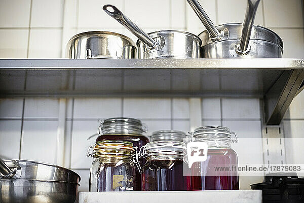 Gläser und Utensilien auf einem Regal in der Restaurantküche