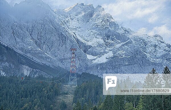 Berge mit Schnee und Wald  Zugspitze  Bayern  Deutschland  Europa