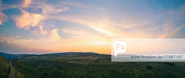 Sonnenuntergang über dem Cray Reservoir aus einer Drohne  Brecon Beacons  Wales  England  Großbritannien  Europa