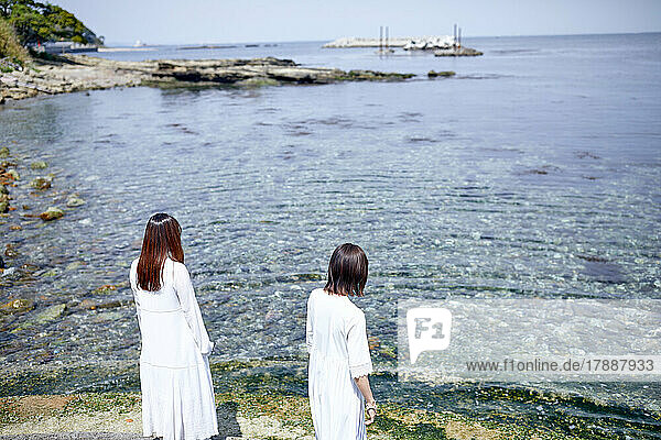 Japanische Frauen am Strand