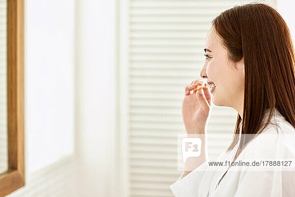 Japanische Frau beim Zähneputzen zu Hause