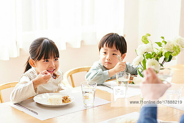 Japanische Familie beim gemeinsamen Essen zu Hause