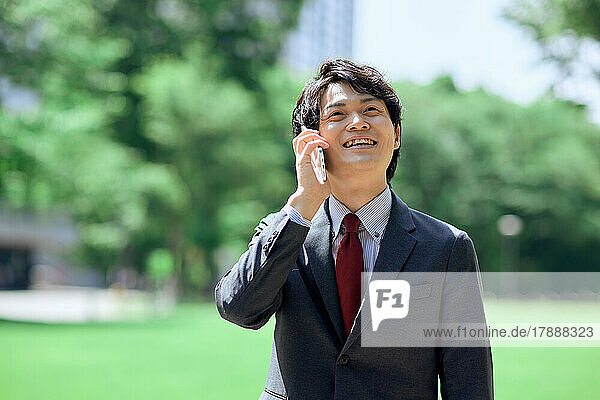 Japanischer Geschäftsmann am Telefon