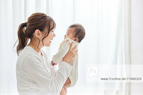 Japanisches Neugeborenes mit Mutter