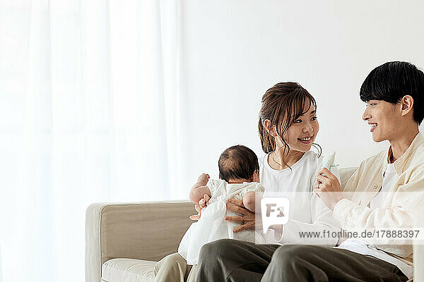 Japanisches Neugeborenes mit Mutter und Vater