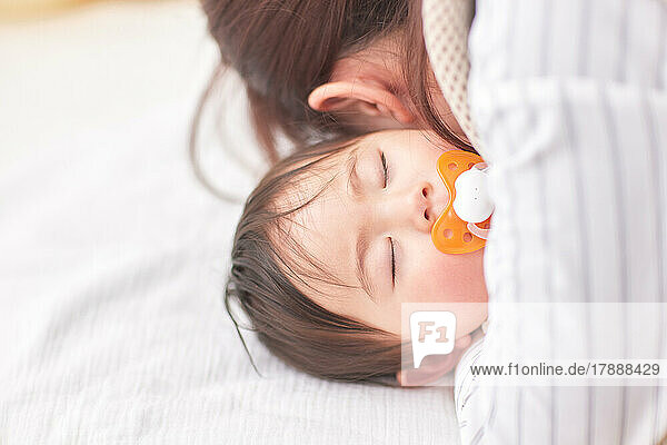 Japanisches Neugeborenes mit Mutter