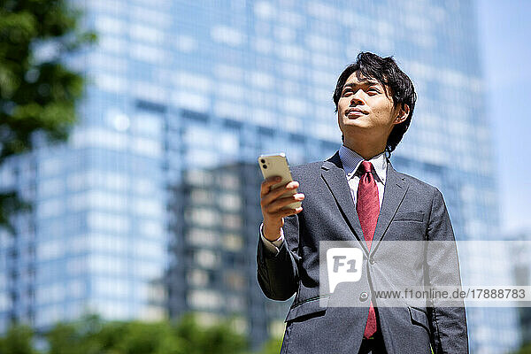 Japanischer Geschäftsmann mit Smartphone