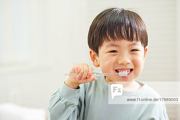 Japanisches Kind beim Zähneputzen zu Hause
