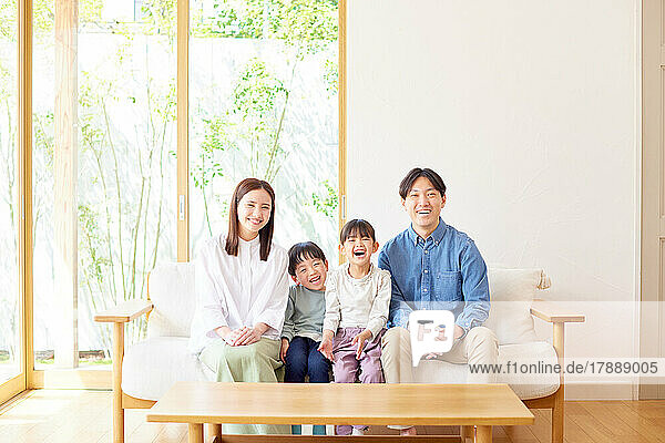 Japanisches Familienporträt zu Hause