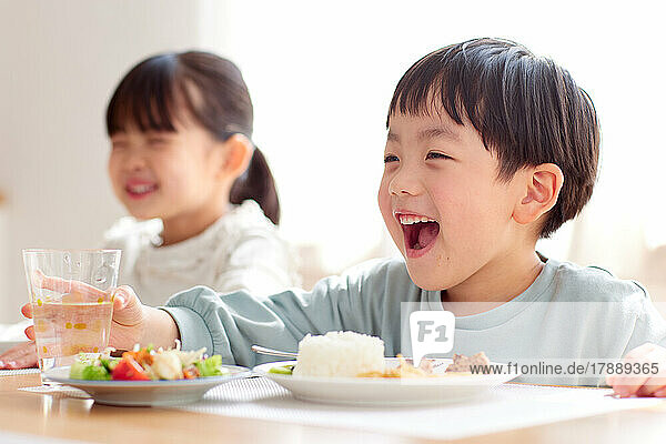 Japanische Kinder essen gemeinsam zu Hause