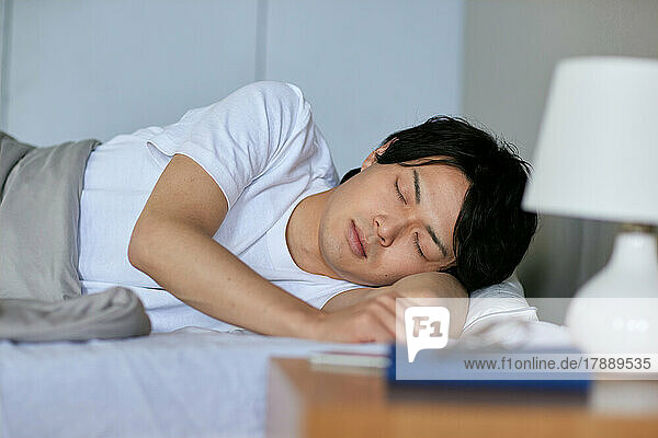 Japanischer Mann im Bett
