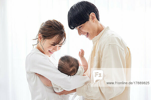 Japanisches Neugeborenes mit Mutter und Vater