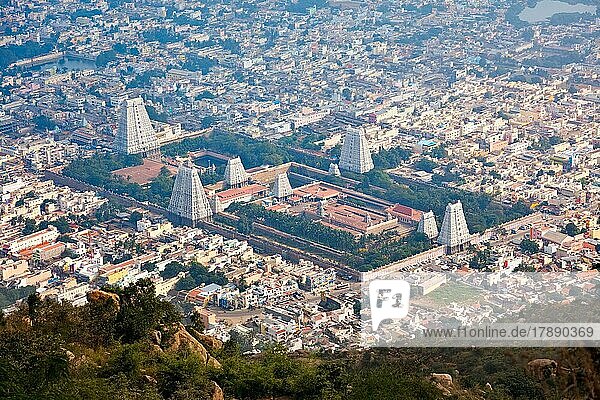 Stadt Tiruvannamalai mit Arulmigu Arunachaleswarar-Tempel  Tamil Nadu  Indien. Luftaufnahme