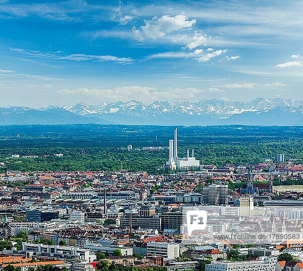 Luftaufnahme von München vom Olympiaturm aus. München  Bayern  Deutschland  Europa