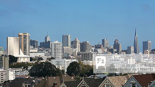 Blick über die Giebel der Painted Ladies auf die Skyline mit Transamerica Pyramid  San Francisco  Kalifornien  USA  Nordamerika