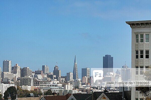 Blick über die Giebel der Painted Ladies auf die Skyline mit Transamerica Pyramid  San Francisco  Kalifornien  USA  Nordamerika