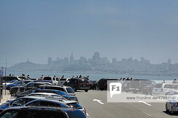 Parkplatz mit vielen Autos und Touristen an der Golden Gate Bridge  Blick auf die Skyline im Smog  San Francisco  Kalifornien  USA  Nordamerika