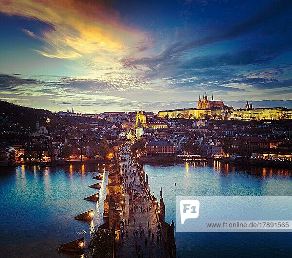 Vintage Retro-Hipster-Stil Reise Bild der Nacht Luftaufnahme der Prager Burg und Karlsbrücke über Moldau in Prag  Tschechische Republik. Prag  Tschechische Republik  Europa