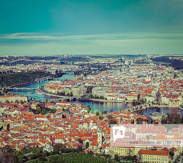 Vintage Retro-Hipster-Stil Reise Bild der Luftaufnahme der Karlsbrücke über die Moldau und die Altstadt von Petrin Hügel Aussichtsturm. Prag  Tschechische Republik  Europa