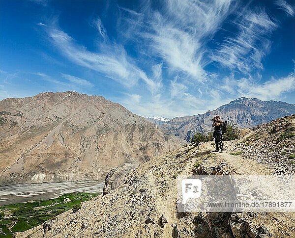 Fotograf  der in den Bergen des Himalaya fotografiert. Spiti-Tal  Himachal Pradesh  Indien  Asien