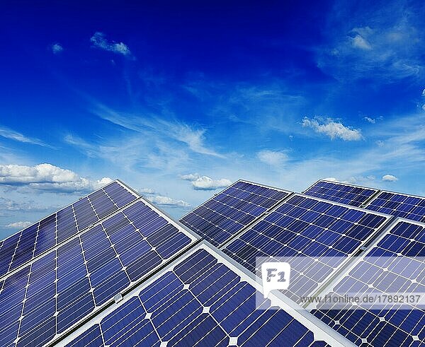 Solarstromerzeugung Technologie  grüne alternative Energie und Umweltschutz Ökologie Business-Konzept Hintergrund  Solar-Batterie-Panels unter blauem Himmel