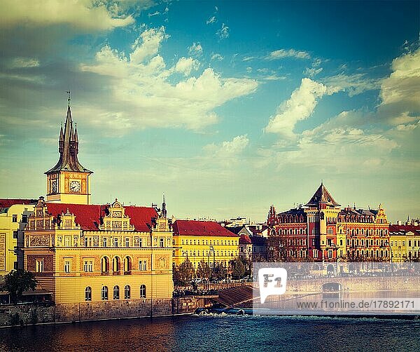 Vintage Retro-Hipster-Stil Reise Bild von Prag Stare Mesto Ufer Blick von der Karlsbrücke bei Sonnenuntergang. Prag  Tschechische Republik  Europa