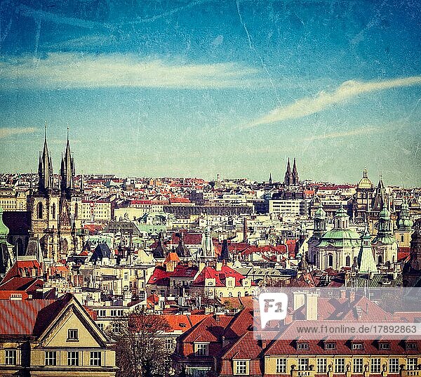 Vintage Retro-Hipster-Stil Reise Bild der Luftaufnahme von Prag  Tschechische Republik mit Grunge-Textur überlagert