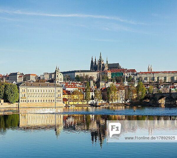 Blick auf Mala Strana und die Prager Burg über die Moldau. Prag  Tschechische Republik  Europa