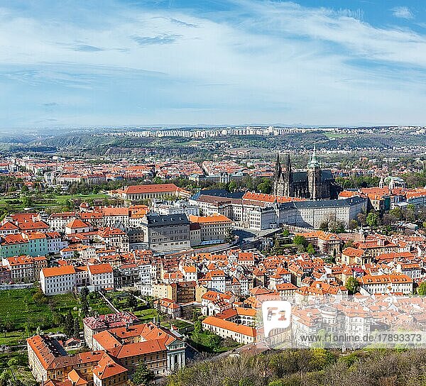 Luftaufnahme des Prager Stadtteils Hradschany: Veitsdom und Prager Burg  Blick vom Petrin-Aussichtsturm. Prag  Tschechische Republik  Europa