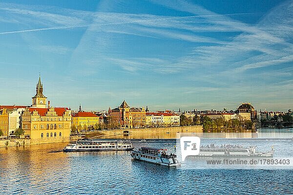 Moldau mit Touristenbooten und Blick auf das Prager Stare Mesto-Ufer von der Karlsbrücke bei Sonnenuntergang. Prag  Tschechische Republik  Europa