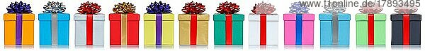 Geschenke Geschenk Geburtstag Weihnachten in einer Reihe Schachteln Freisteller isoliert