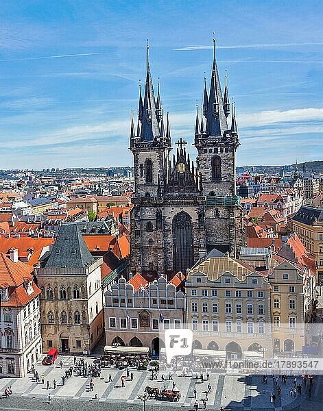 Blick auf die Tyn Kirche (Tynsky Chram) auf dem Altstädter Ring vom Rathaus aus. Prag  Tschechische Republik  Europa