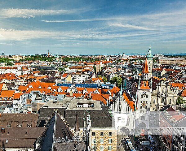 Luftaufnahme von München  Marienplatz und Altes Rathaus  Bayern  Deutschland  Europa