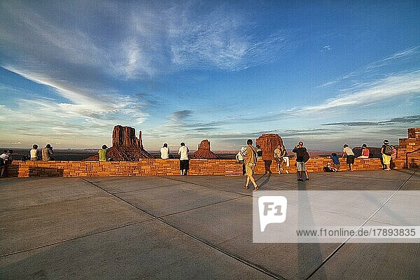 Besucher genießen Sonnenuntergang auf Aussichtsplattform Besucherzentrum im Monument Valley Navajo Tribal Park Arizona USA Nordamerika