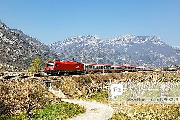 EuroCity Zug der ÖBB auf der Brennerbahn bei Avio in Italien