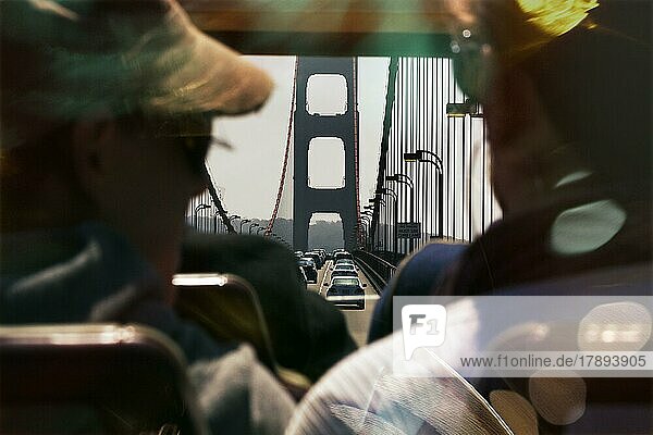 Fahrgäste  Touristen genießen Fahrt über die Golden Gate Bridge in einem Doppeldeckerbus  farbige Lichtreflexe  San Francisco  Kalifornien  USA  Nordamerika