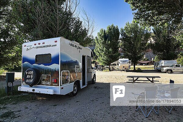 Wohnmobil mit Firmenlogo auf einem Campingplatz  Stellplatz  Zion Nationalpark  Utah  USA  Nordamerika