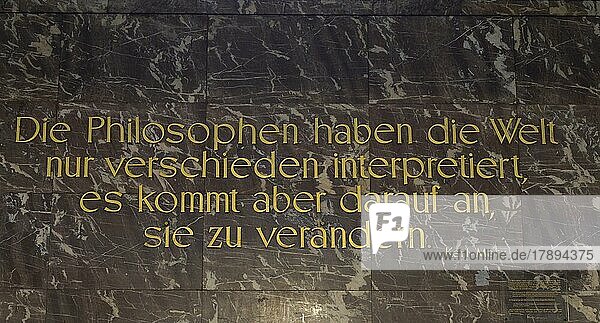 Schriftzug  Zitat Karl Marx  Treppe  Foyer  Hauptgebäude  Humboldt-Universität  Unter den Linden  Mitte  Berlin  Deutschland  Europa