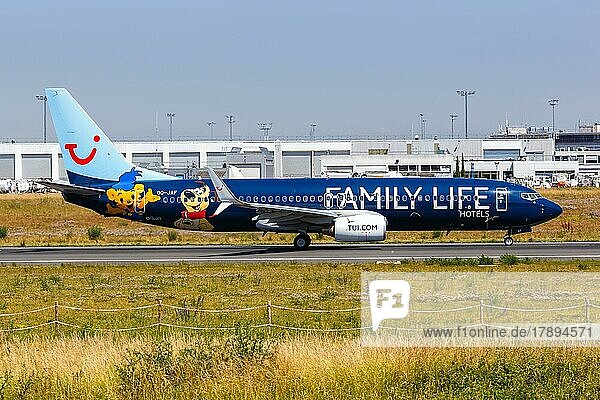 Ein Boeing 737-800 Flugzeug der TUI Belgium mit dem Kennzeichen OO-JAF und der Family Life Hotels Sonderbemalung auf dem Flughafen Paris Orly  Frankreich  Europa