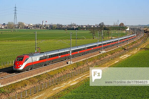 Frecciarossa FS ETR 500 Hochgeschwindigkeitszug von Trenitalia auf der Strecke Mailand  Bologna bei Melegnano in Italien