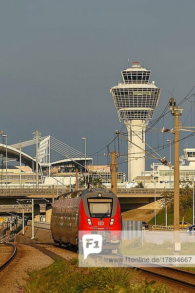 Regionalbahn Zug vom Typ Bombardier Talent 2 am Flughafen in München  Deutschland  Europa