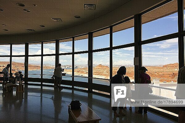 Blick durch Fenster des Besucherzentrums am Hoover-Staudamm  Besucher im Gegenlicht  Lake Mead Stausee  Colorado River  Arizona  Nevada  USA  Nordamerika