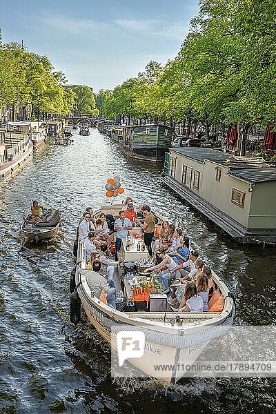 Party Stimmung auf einem Touristen Boot in den Kanälen  Amsterdam  Niederlande  Europa