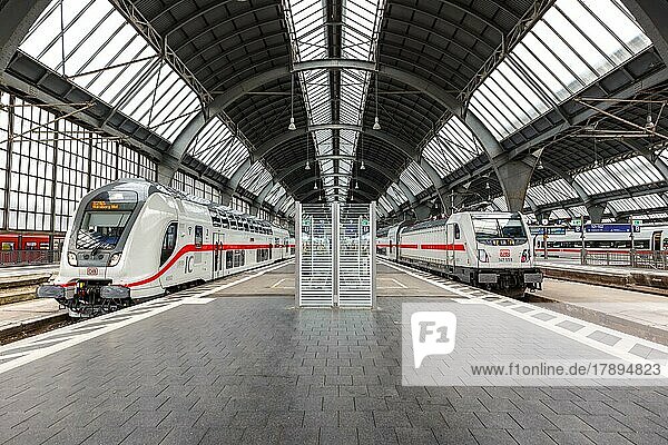 InterCity IC Züge vom Typ Twindexx Vario von Bombardier der DB Deutsche Bahn im Hauptbahnhof Karlsruhe  Deutschland  Europa