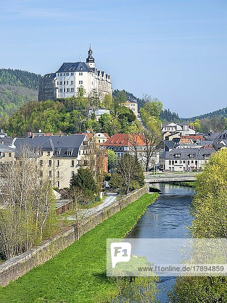 Stadtansicht mit Oberes Schloss und Fluss Weiße Elster  Greiz  Thüringen  Deutschland  Europa