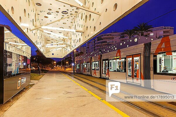 Moderne Stadtbahn vom Typ Bombardier Flexity Outlook an der Haltestelle Sergio Cardell der Tram Alacant Straßenbahn ÖPNV öffentlicher Nahverkehr Transport Verkehr in Alicante  Spanien  Europa
