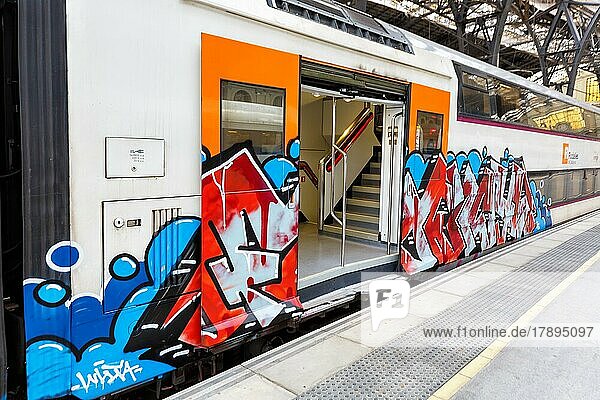 Graffiti an einem Zug im Bahnhof Franca Eisenbahn Bahn in Barcelona  Spanien  Europa