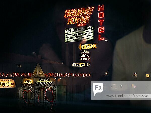 Blick aus dem Bus auf Neonlichter und zwei Herzen  Leuchtreklame für Hotel und Hochzeitskapelle  Wedding Chapel in der Nacht  Fahrgäste spiegeln sich in Fensterscheibe  Las Vegas Strip  Las Vegas  Nevada  USA  Nordamerika